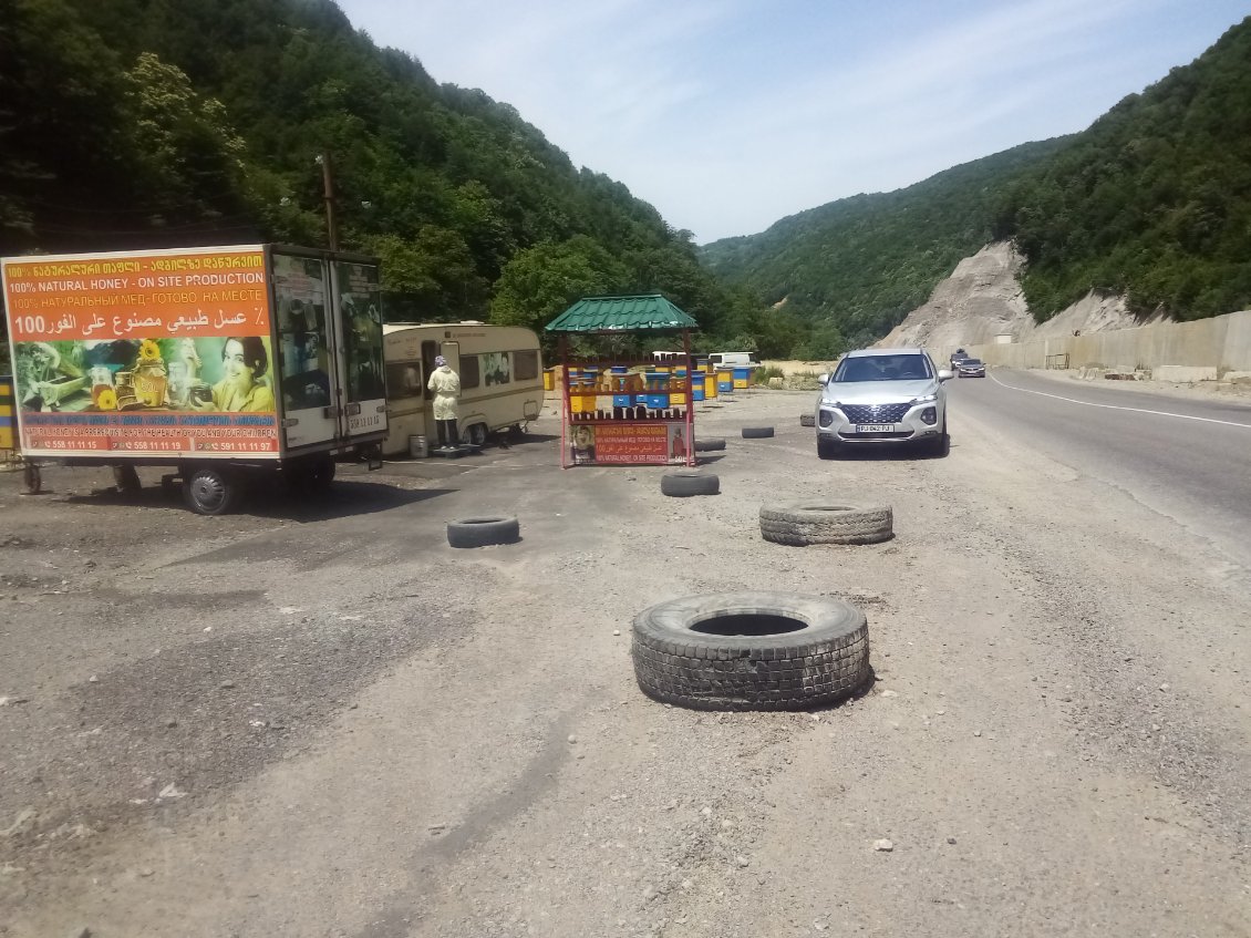 Le miel semble être très populaire en Géorgie. Ici, directement de la ruche au conducteur.