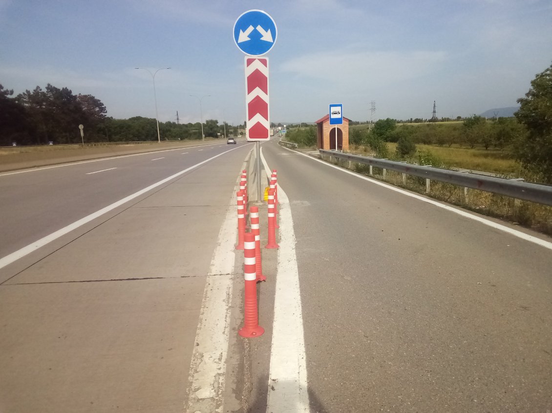 Des arrêt de bus le long de l'autoroute.