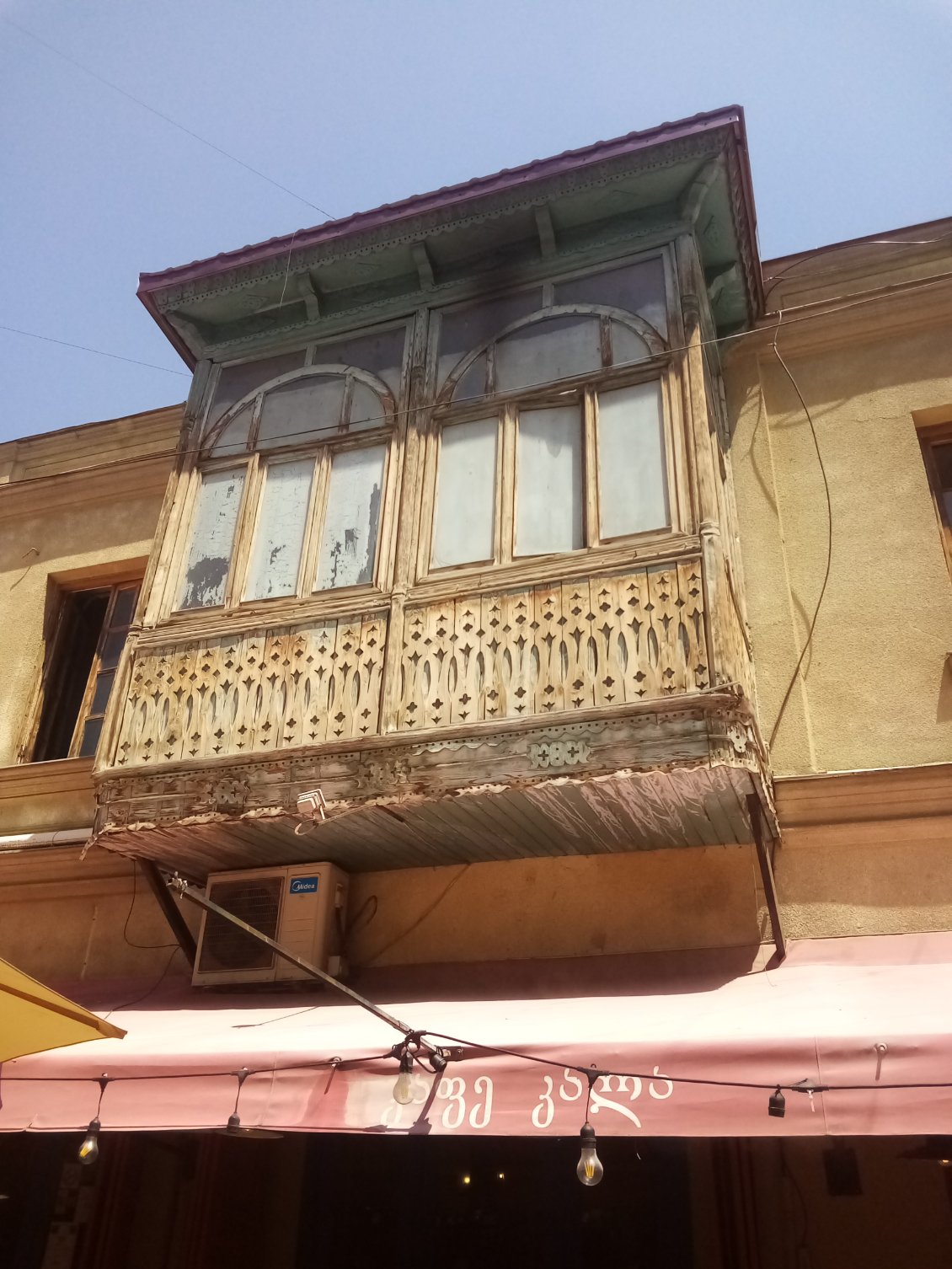 Le vieux Tbilissi avec ses balcons sculptés.