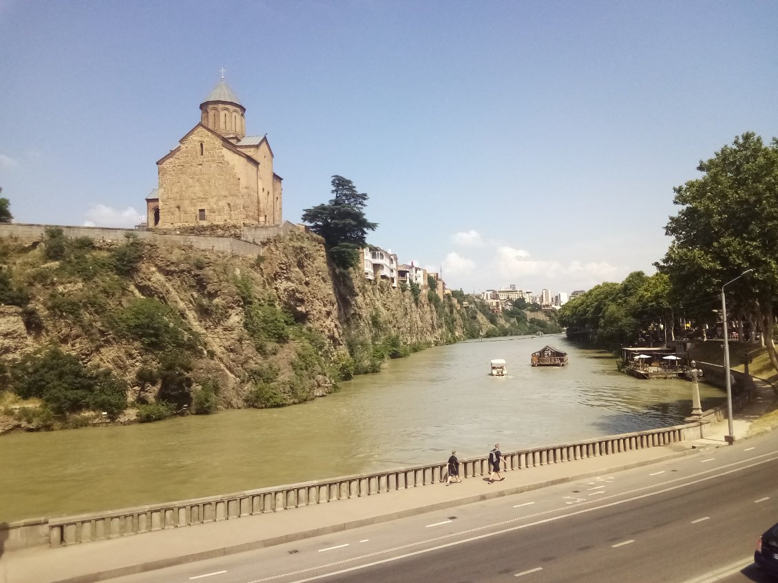 Le fleuve Mykvari (ou Koura). Surplombée par l'église Metekhi.