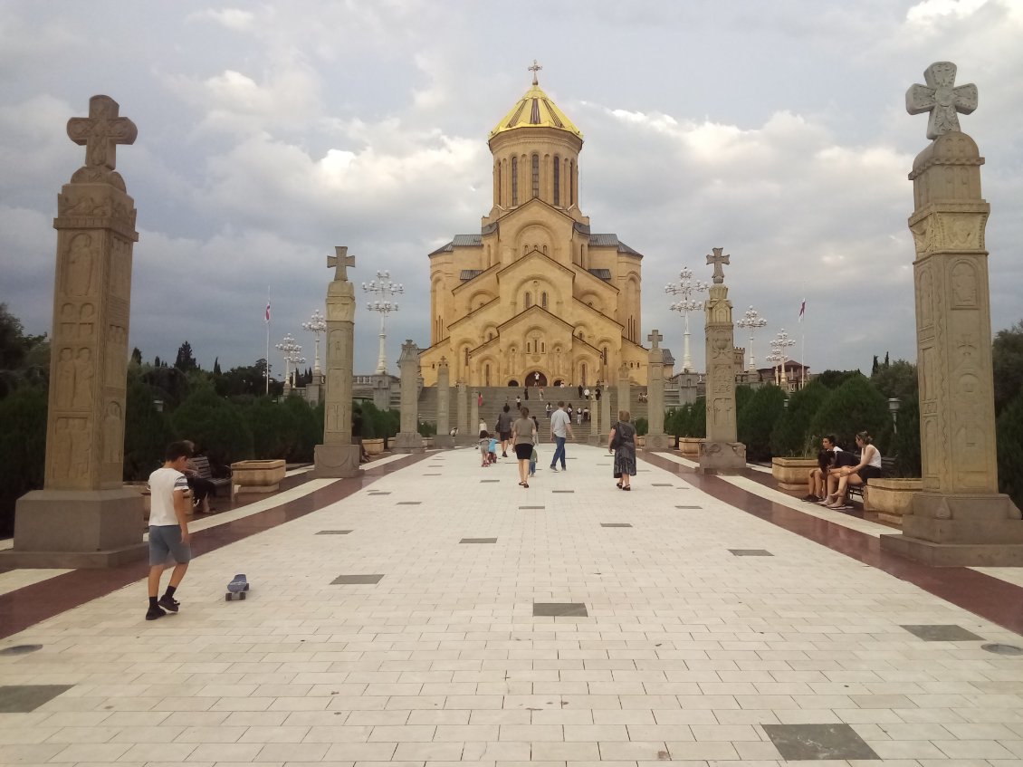 Je loge juste à côté.
Sameba Catedral. Énorme. Consacrée en 2004, c'est depuis le centre spirituel orthodoxe du pays.