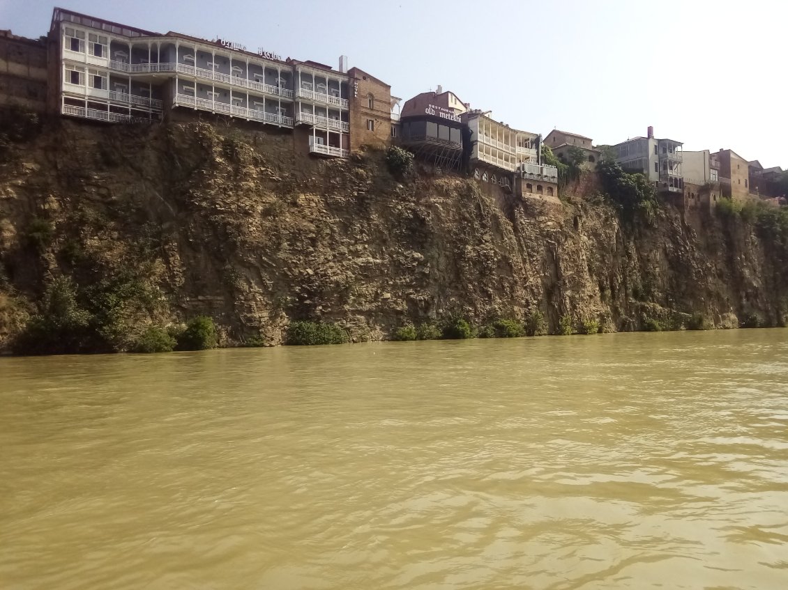 En se dirigeant vers l'ambassade azéri, le long du Mtkvari. Certains balcons, étayés, sont littéralement au dessus du vide.