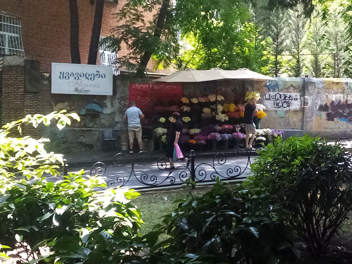 De petits stands de fleurs égayent la ville.