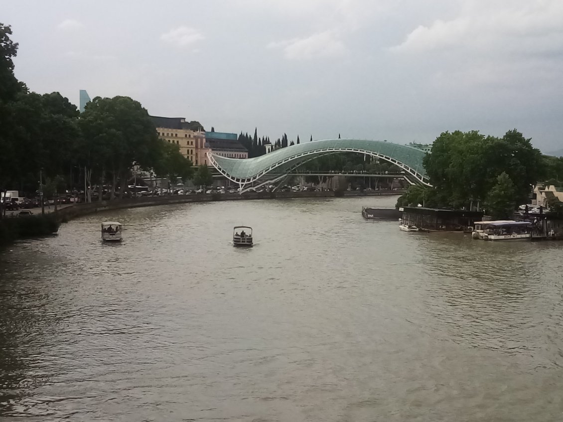 En revenant. Une autre vue du Pont de la Paix que je trouve particulièrement réussi.