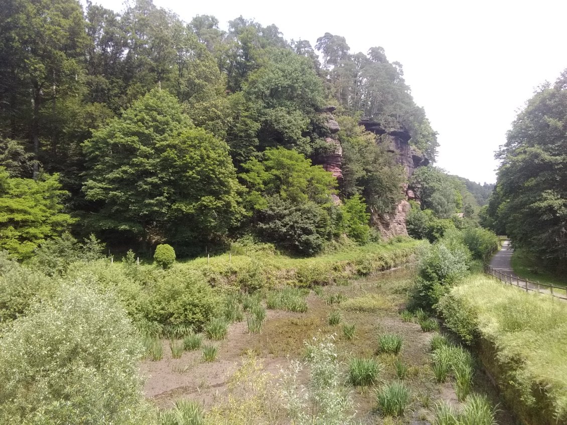 Vieux canal et ses ecluses à sec depuis que le plan incliné les remplace.