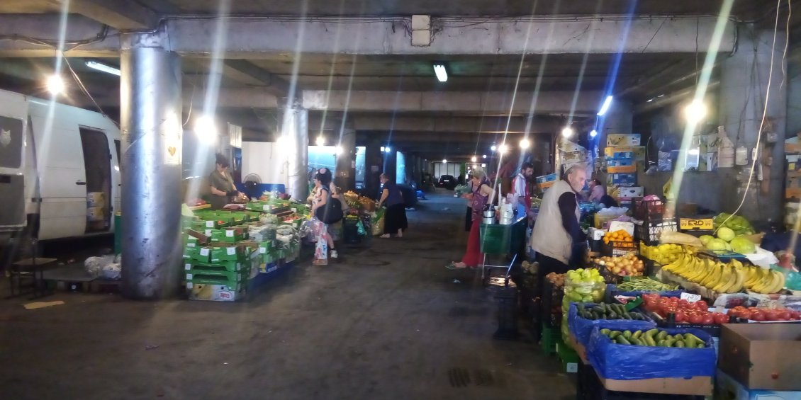 Une partie du marché se situe dans un parking.