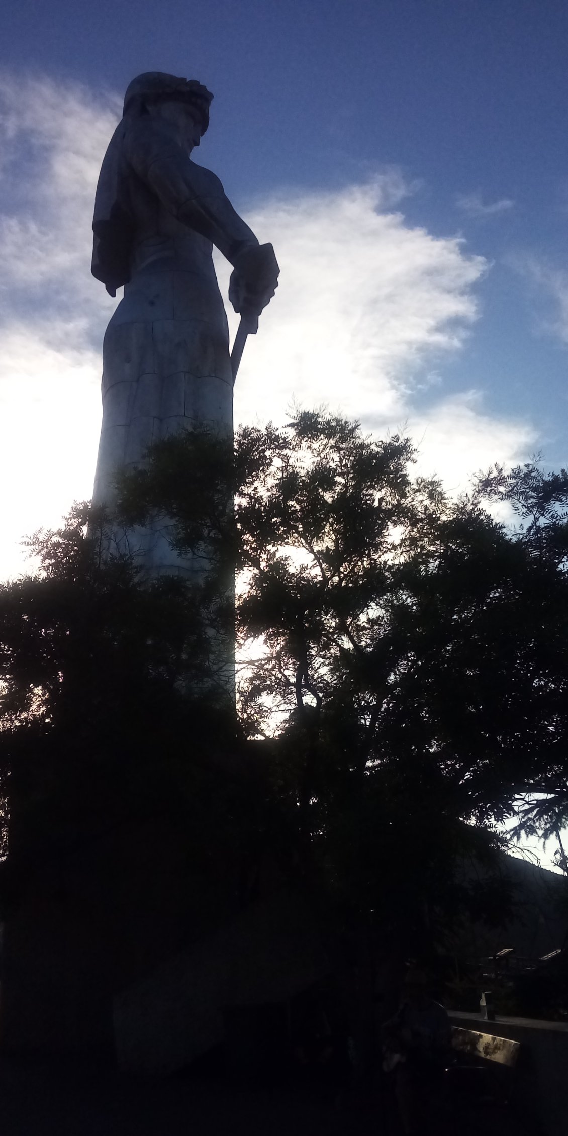 Immense statue de Kartlis Deda, la mère géorgienne, érigée pour le 1500ème anniversaire de la cité en 1958.