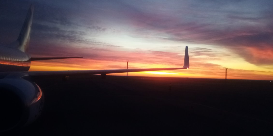 Le soleil se lève sur le désert à la descente de l'avion à Aktau.