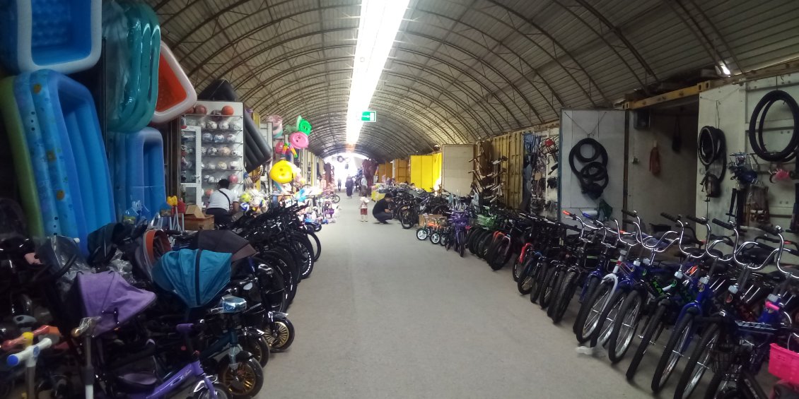 D'énormes hangars constitués de containers collés les uns aux autres, chacun abritant un commerce. Ici la zone vélo, au fond les jouets. Le hangar d'à côté c'est pour s'habiller et se chausser.