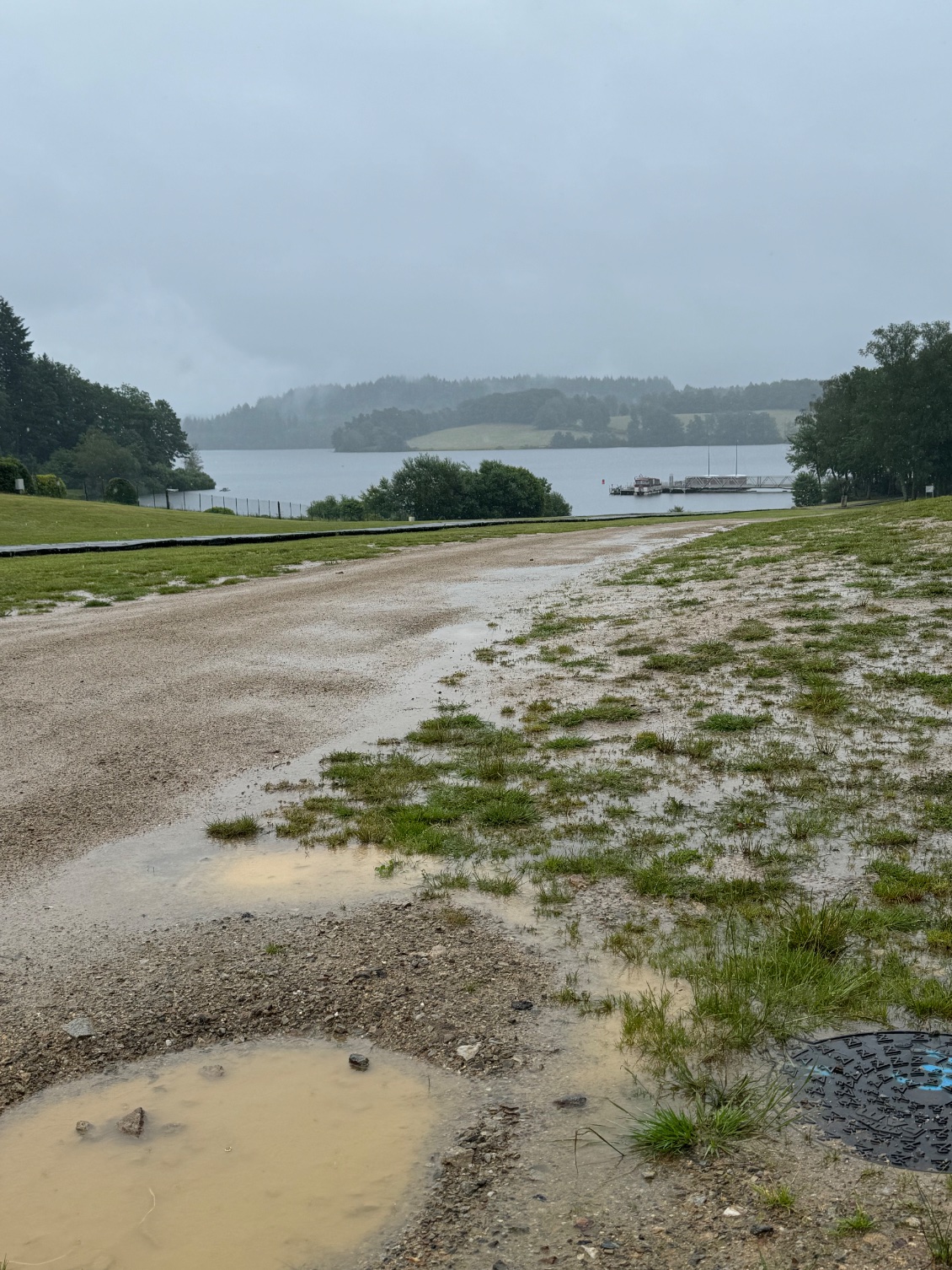 Lac de Vassiviere sous la pluie