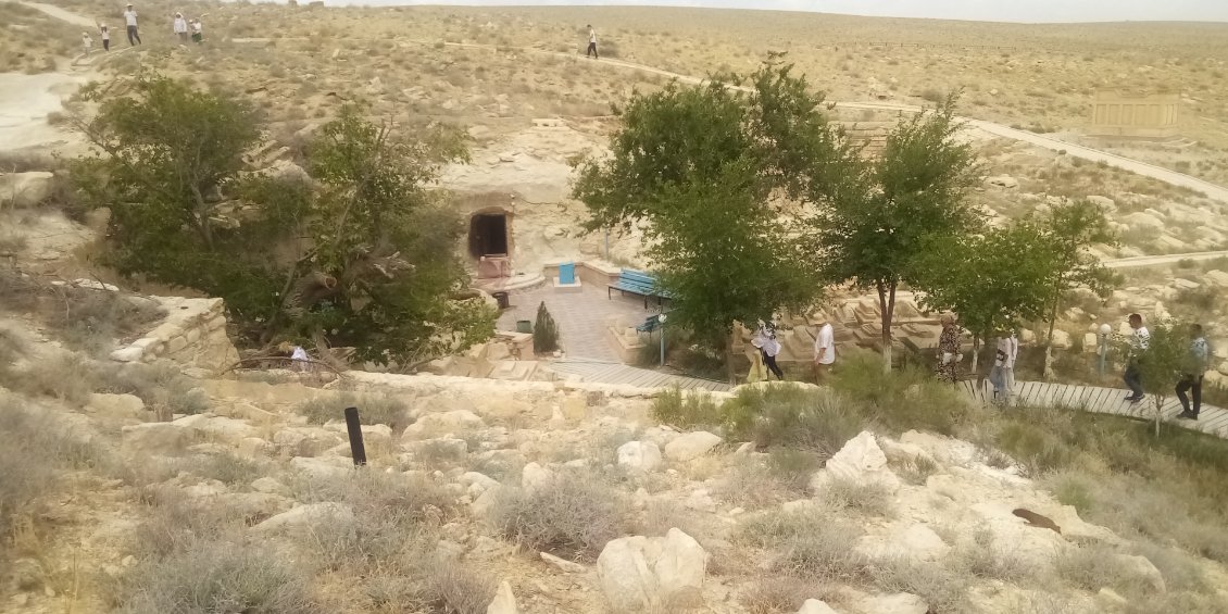 L'entrée de la mosquée troglodyte. Nous y restons le temps de la célébration d'une petite cérémonie.