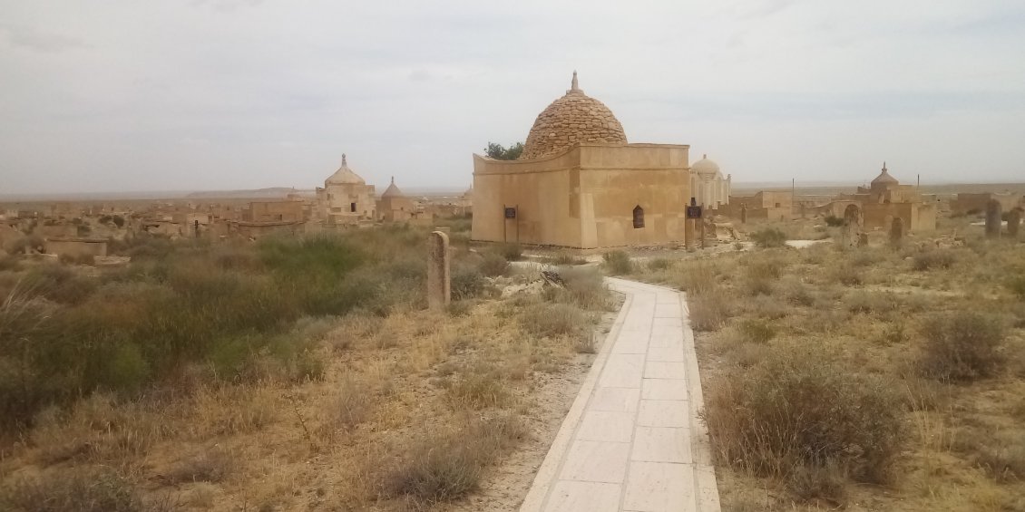 En repartant nous traversons le cimetière.