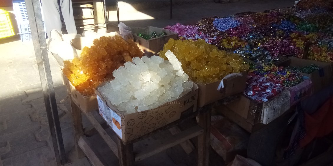 J'atterris au coeur d'un marché. La chance.
Étal de confiseries, sucre cristallisé au premier plan je dirais.