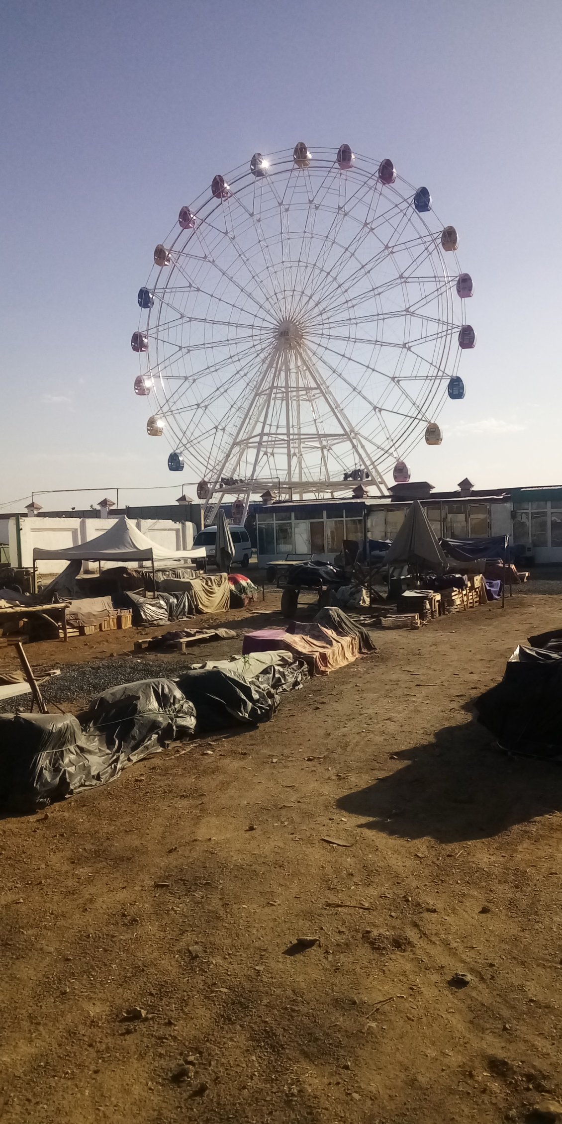 C'est l'heure de remballer au pied de la grande roue.