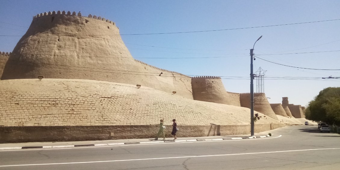 Et voilà j'y suis...
Quelle beauté cette fortification déjà.