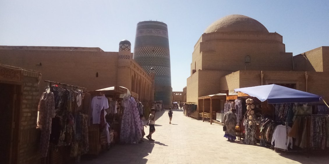 Kalta minor, le si beau Minaret de la médersa Mohamed Amin Khan. J'ose à peine approcher.