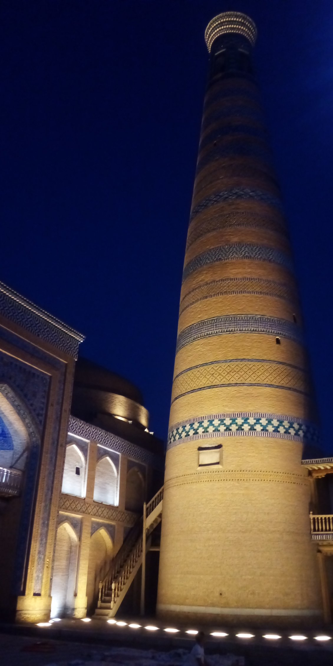 Le minaret du complexe Islam Khodja. C'est le plus haut de la ville et on peut y monter. Mais pas demain car le président du pays sera là.
(Comment il a su pour moi ?)