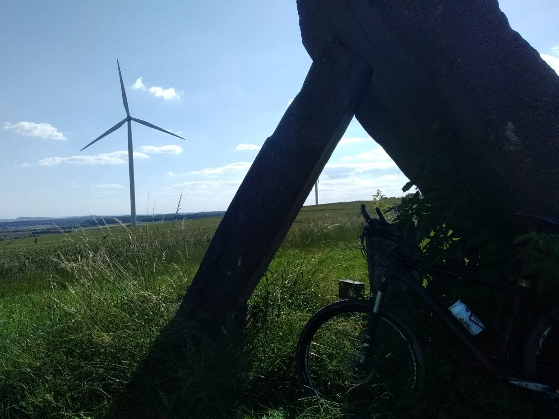 Sur les hauteurs entre la vallée de la Sarre et celle de la Moselle.