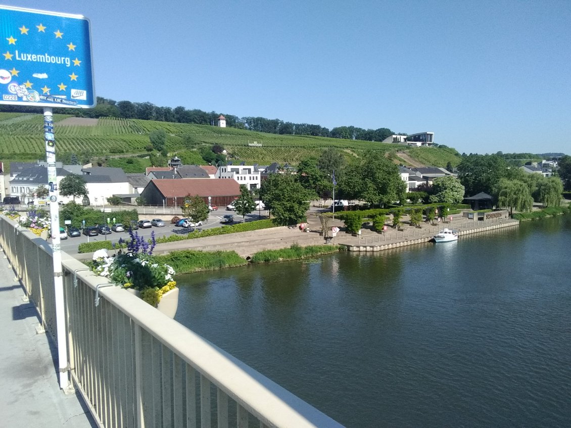 Traversée de la Moselle pour arriver à Schengen.