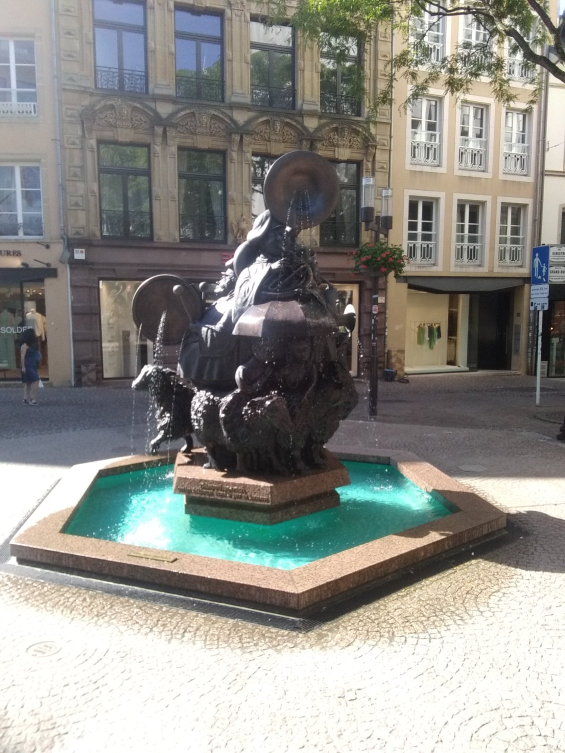 Belle fontaine dans Luxembourg bourg.