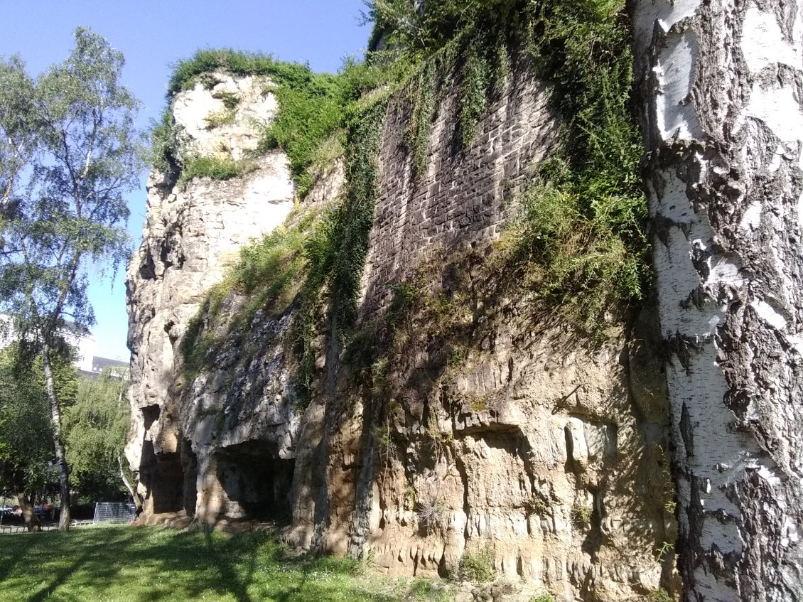 Falaises de gré dans le bas de la ville de Lux...