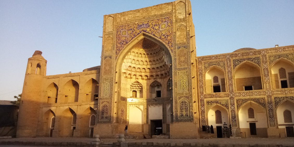 La lumière est superbe avec le soleil qui se couche sur le portail de la médersa Abdoullaziz-Khan.