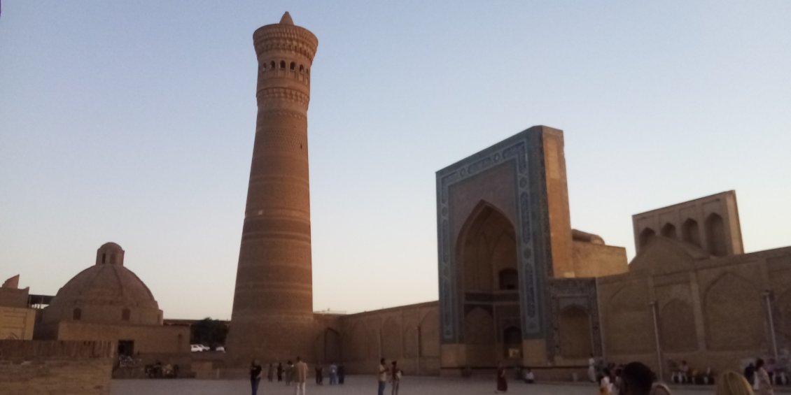 Emblématique de Bukhara : le minaret Kalon qui domine la ville à plus de 48 m de hauteur.
Il jouxte la mosquée du même nom.