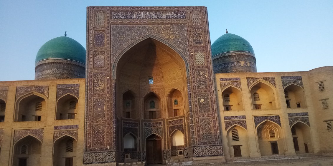 Leur faisant face, la médersa Mir-i-Arab.
L'ensemble forme le Poi Kalon asambli, haut lieu historique de Bukhara.