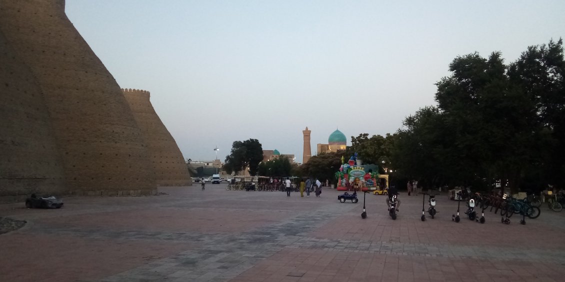 En longeant le mur d'enceinte de la citadelle pour revenir à l'hôtel. Minaret et mosquée Kalon au fond.