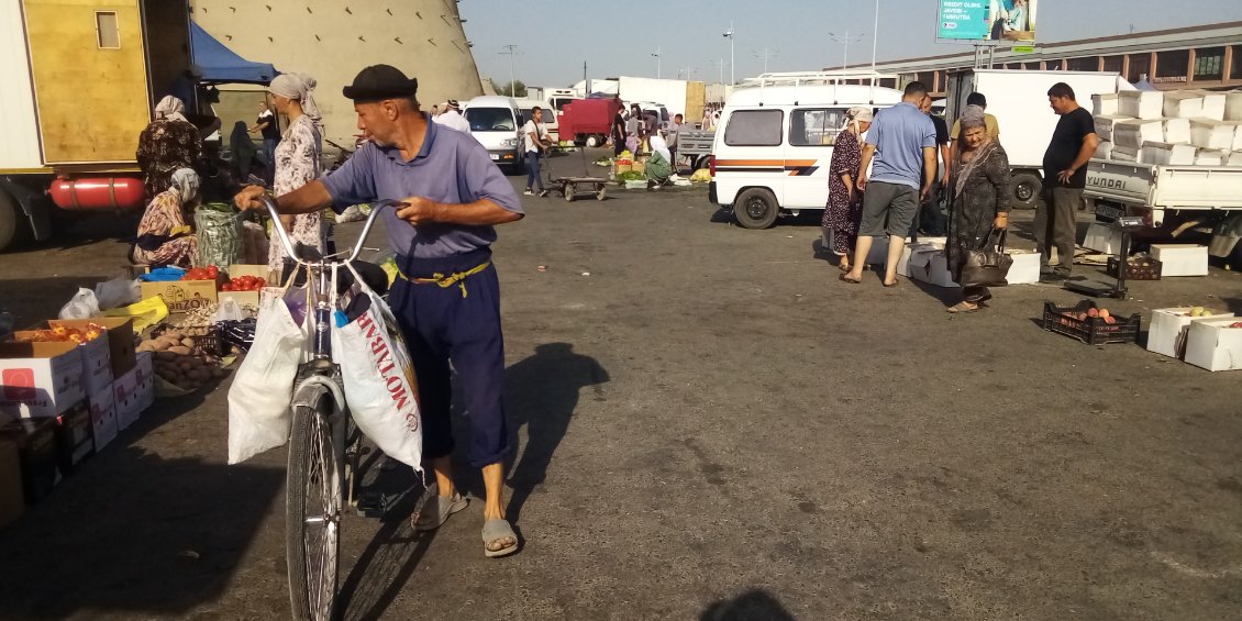 Une partie des fruits et légumes se négocient à l'extérieur sur un grand parking.