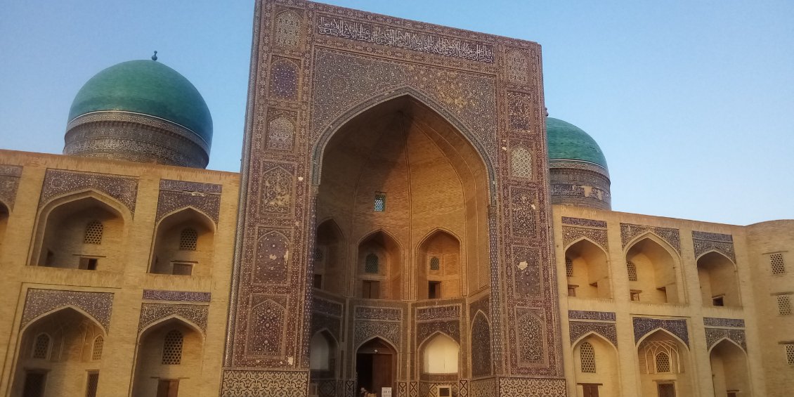 La médersa Mir-i-Arab sous le couchant.