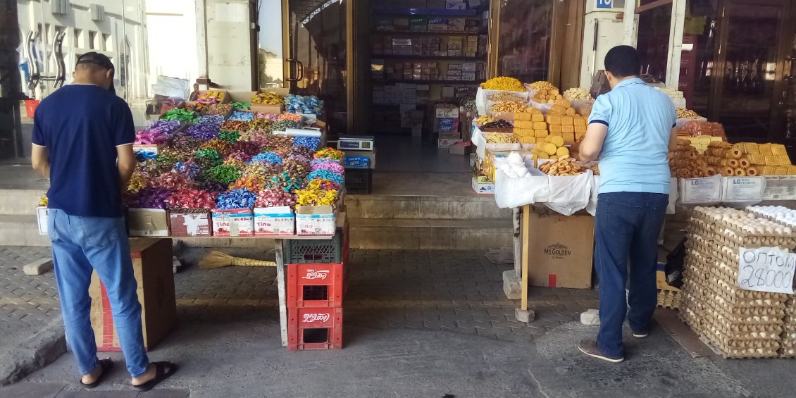 Confiseries et biscuits sont en cours d'installation. Je sens l'esprit de compétition entre ces deux préparateurs.