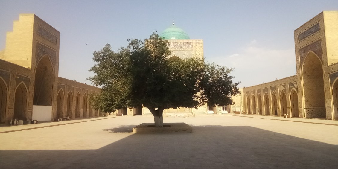 A l'entrée de la cour.
La mosquée est au fond, deux iwans se font face sur les côtés.