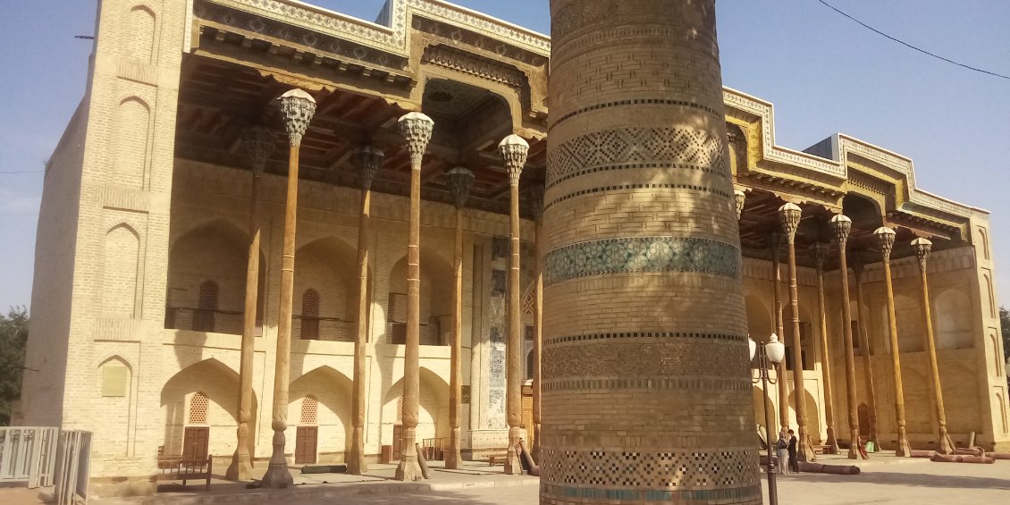 La voici la mosquée Bolo Haouz. Elle est unique à Bukhara avec son plafond à caissons finement décoré, soutenu par vingt colonnes de bois peint.