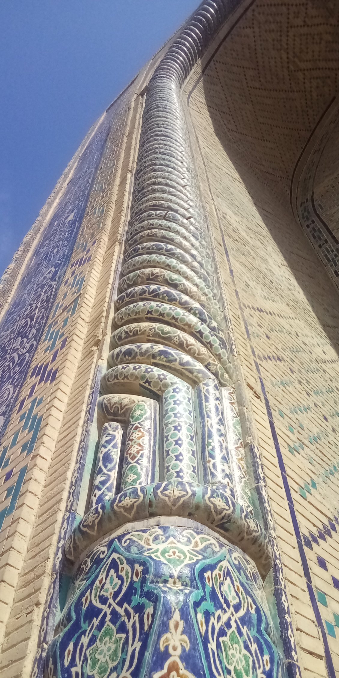 Colonne torsadée caractéristique du style iranien de la médersa d'Ulugh Beg.
De toute beauté.