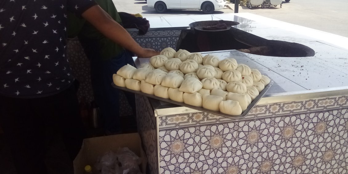 Des trucs qui vont aller au four. Sûrement des chaussons fourrés à la viande ou aux légumes, les samsas ouzbeks.