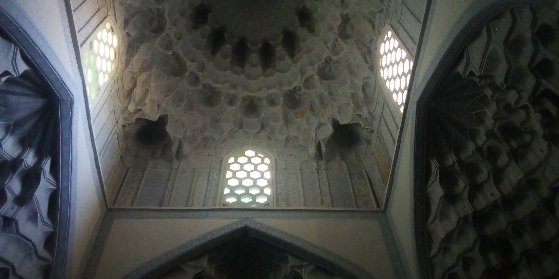 Plafond du premier mausolée intégré à une mosquée à l'entrée. Magnifique.