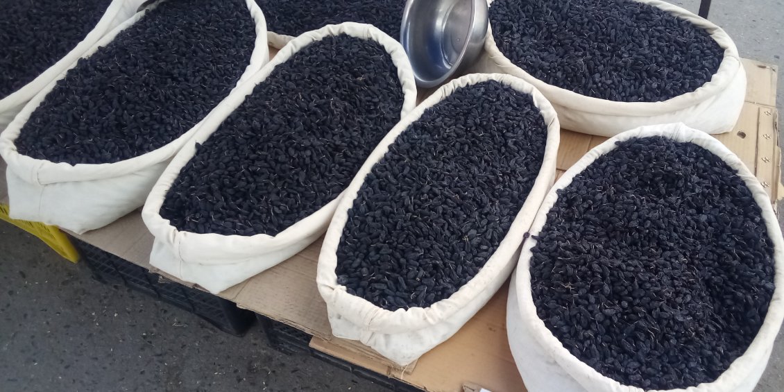 Une seule image du bazar cette fois-ci, ne soyez pas déçu ! 🙂
Des grains de raisin séchés, durs à se faire sauter les couronnes.