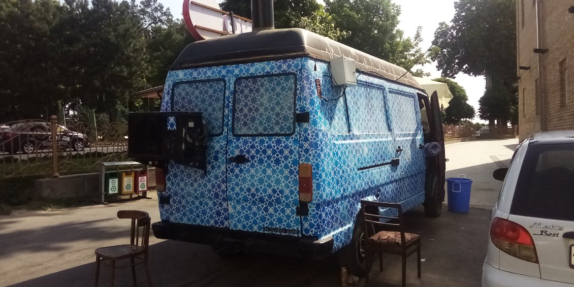 Food truck avec son bloc de réfrigération fixé à l'arrière.