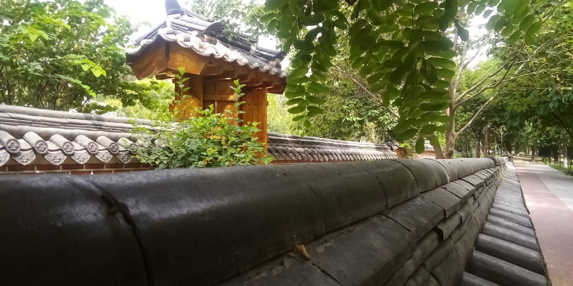 Une sorte de temple chinois dans un parc. Il est fermé.