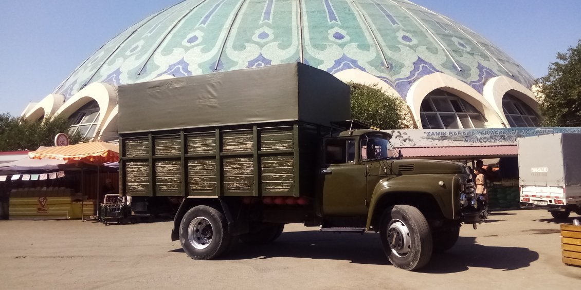 Demi-tour d'un camion d'oignons ( je le précise car vous ne pouviez pas le deviner) devant la grande coupole.
Notez toutes les bombonnes de gaz sous le camion.