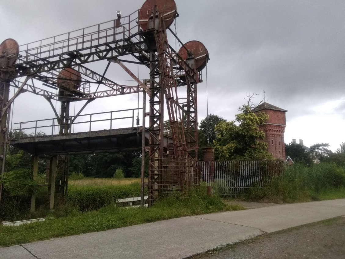 Ancien pont passerelle sur le canal.