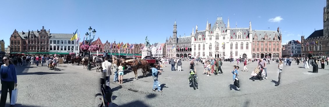 La belle grande place à Bruges.