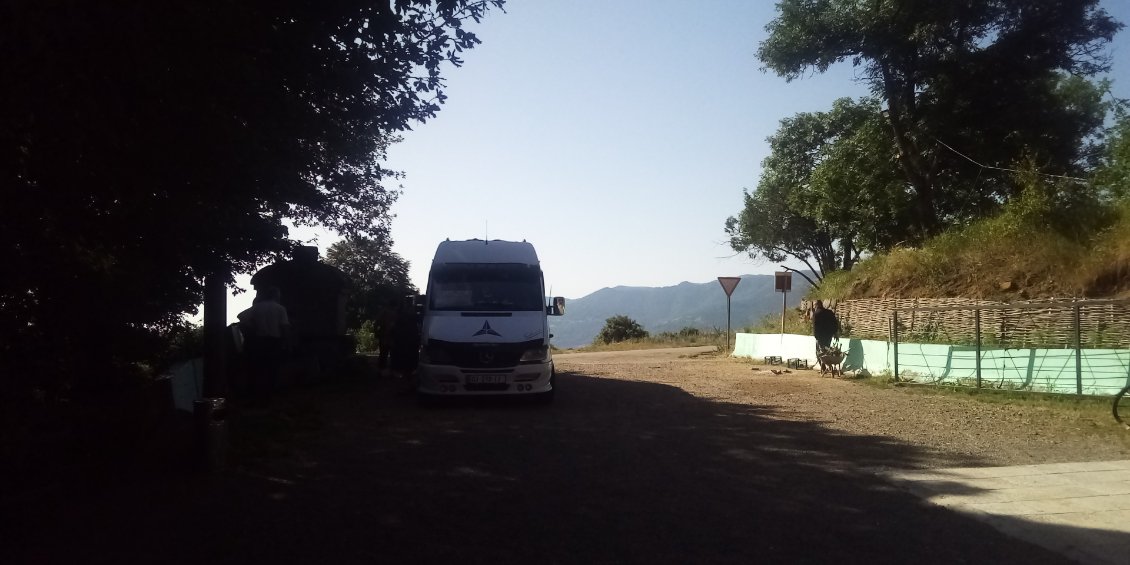 Les minibus pour une pause. Celui-ci va à Tbilissi.