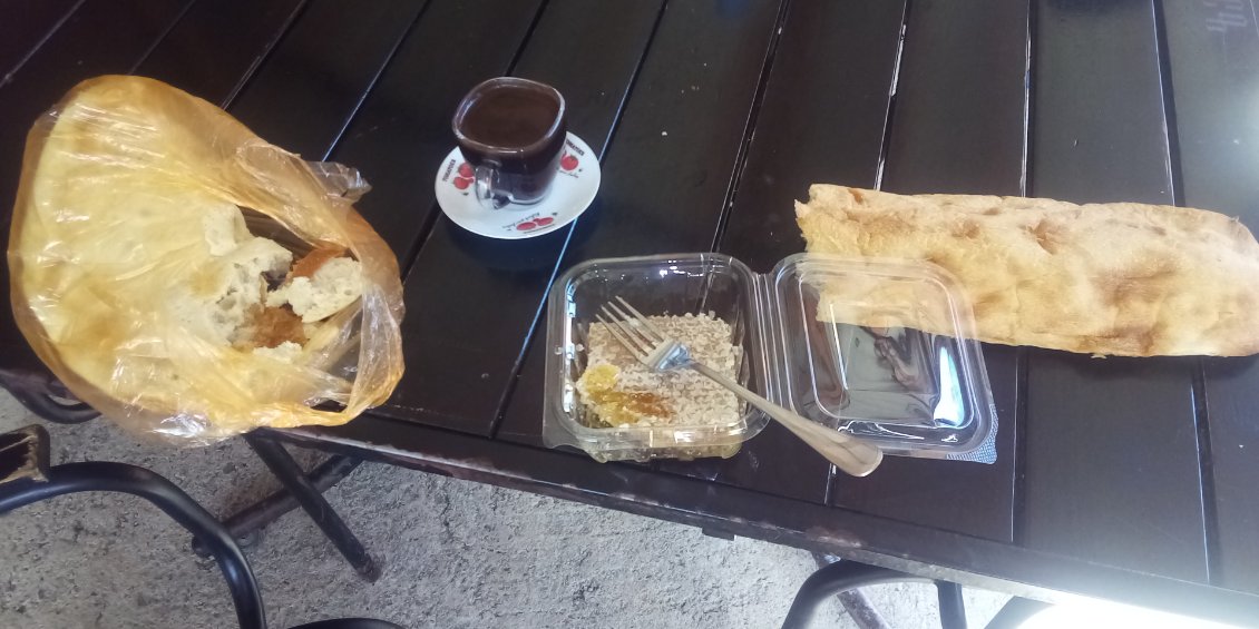 La table du petit-déjeuner : café turc, pain et alvéoles de ruche.