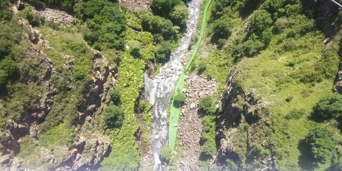 En bas la plateforme d'observation de la cascade.