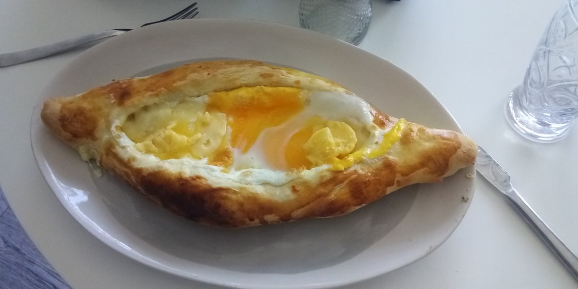 Le fameux Khachapuri Adjaruli. Alors c'est bon mais c'est riche. Si, si, fromage, oeufs et beurre c'est riche. J'enlève vite la moitié du beurre avant qu'il ne fonde. La cuisinière a du se dire : " Pas étonnant qu'il soit si maigre."