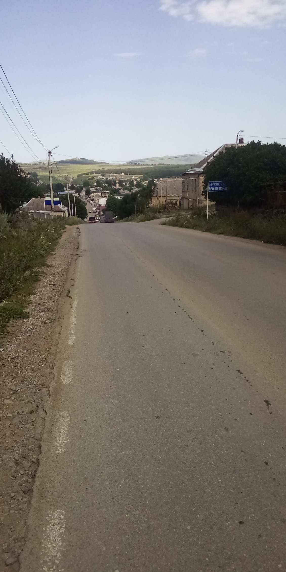 Je fais 50 m, m'arrête et pousse le vélo pour le reste. Trop dur. Trop de Khachapuri Adjaruli.