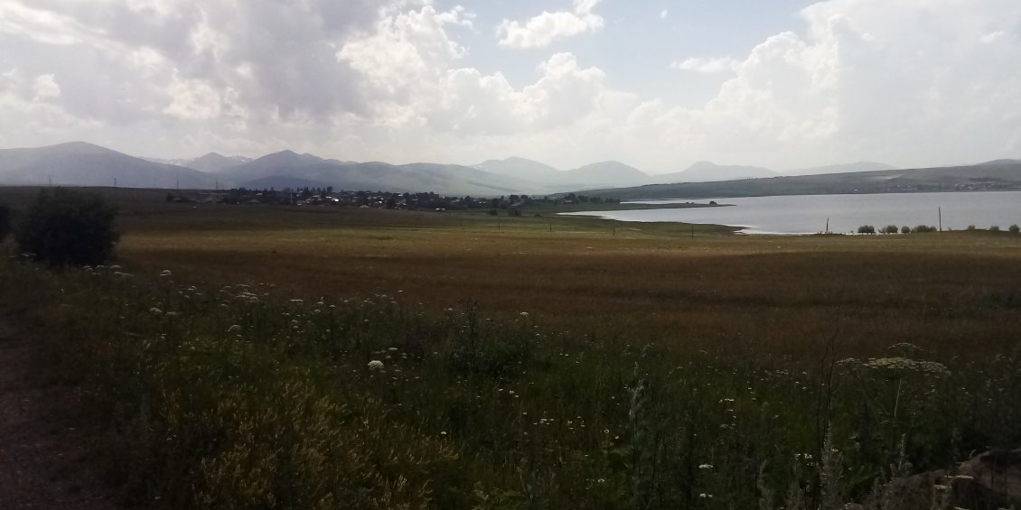 Village de Sameba au fond, en bordure de réservoir.