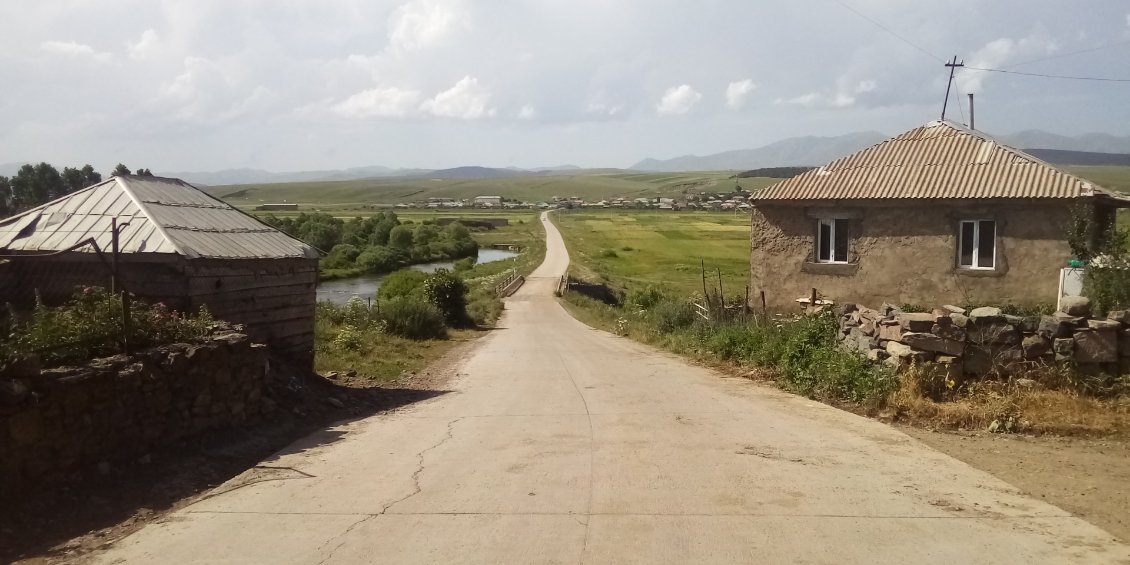 Et maintenant je tourne ici pour Borjomi à vélo.